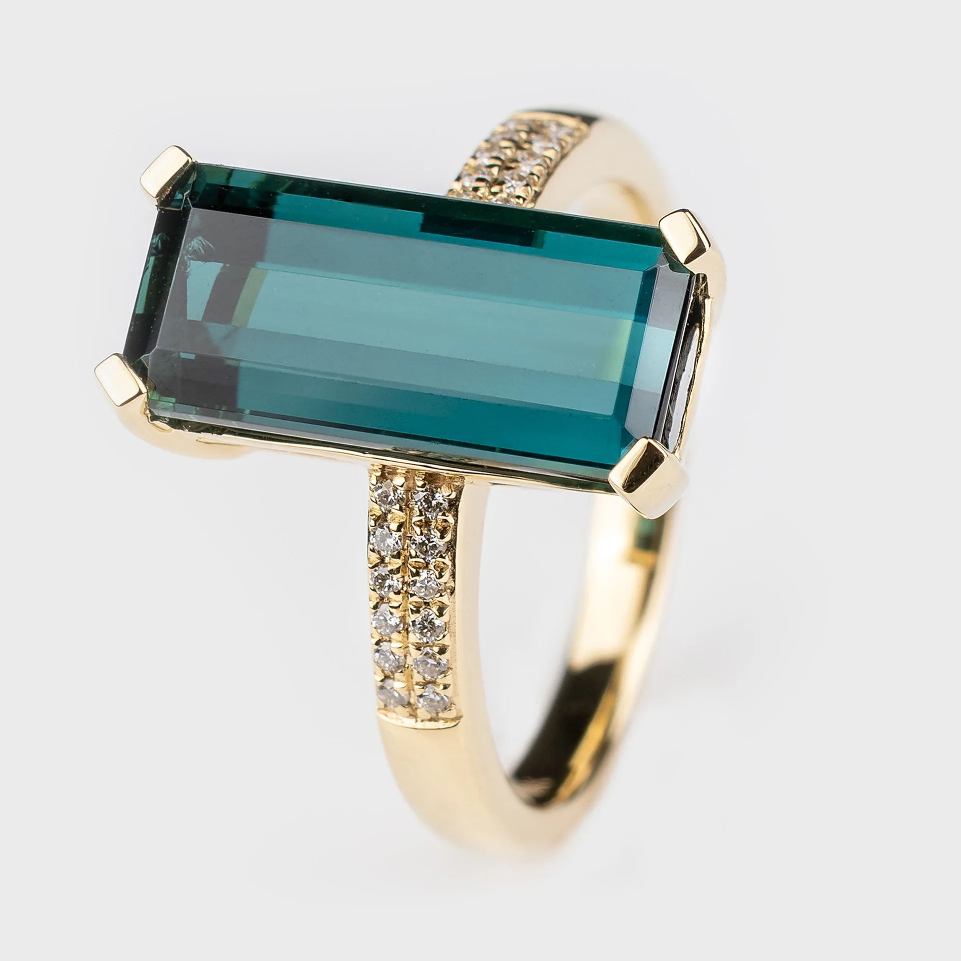 18ct Yellow Gold 5.59ct Mixed Cut Green Tourmaline and Diamond Dress Ring